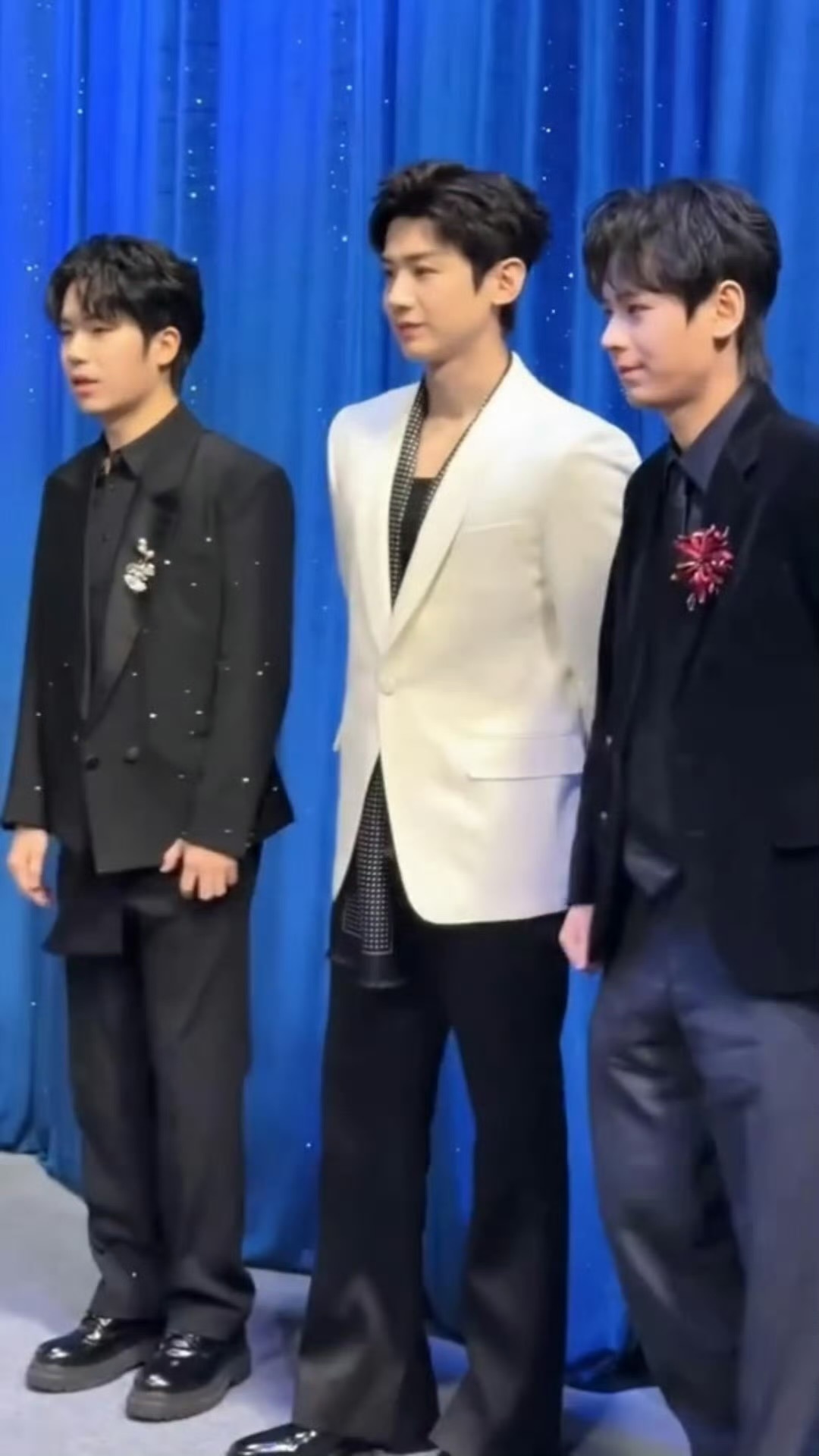 白敬亭和无畏花海同框白敬亭无畏花海同框合影