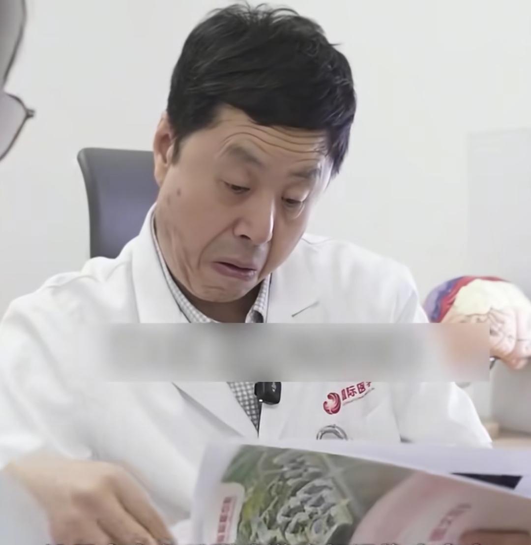 8月19日，陕西西安，一名家长带着疑似癫痫症状的孩子，前往西安国际医学中心医院就