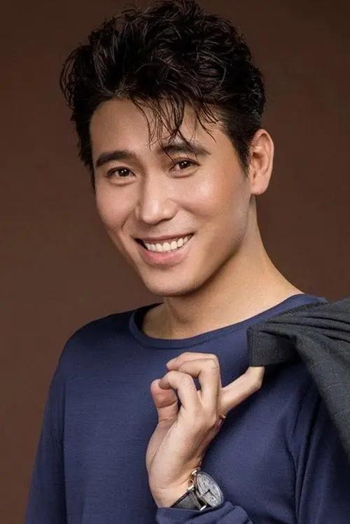 主持人，问演员李乃文，你演过不少配角，也演过不少坏人，你不想演男一号吗。李乃文说