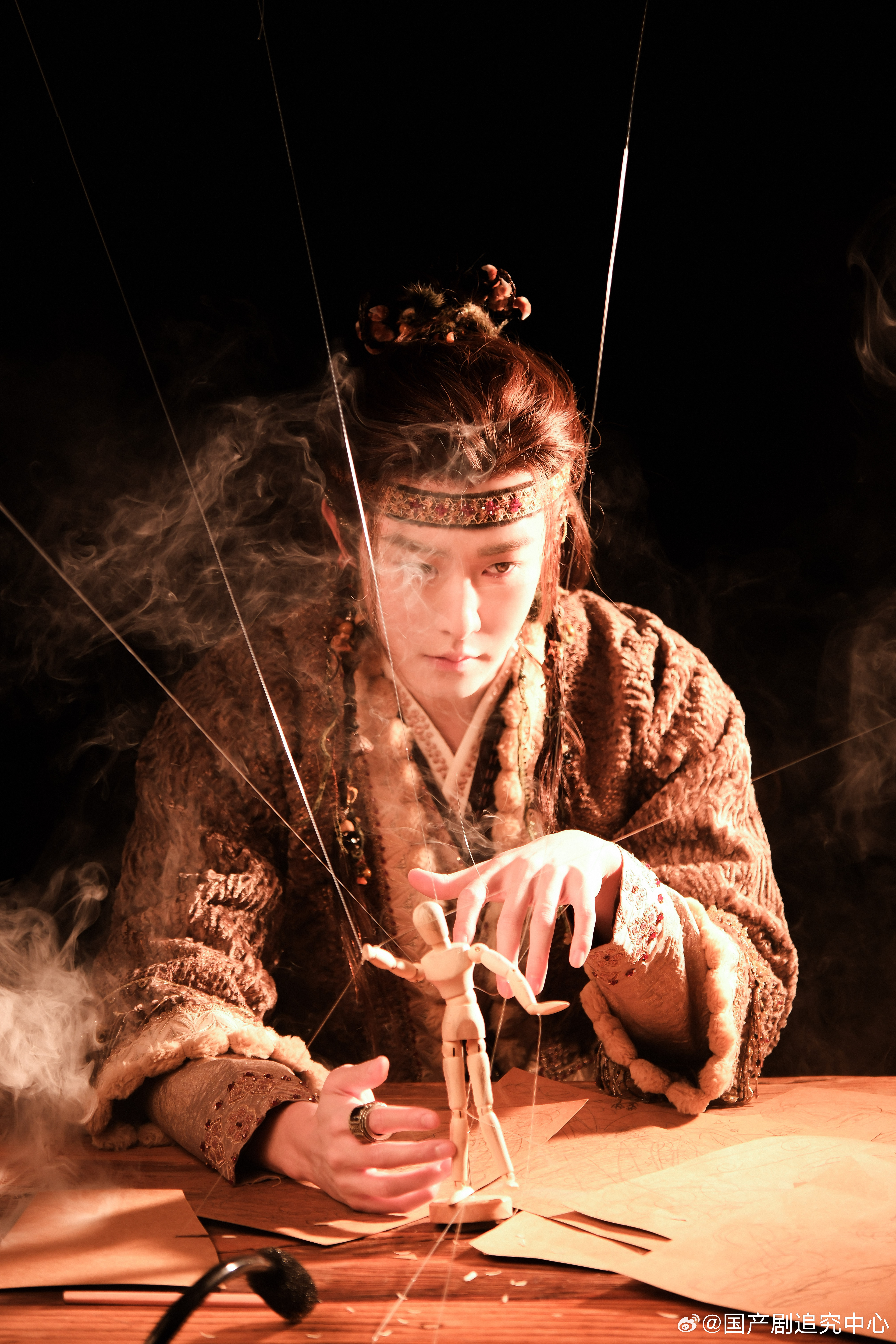 田嘉瑞木头人 感觉这剧就像一个神秘的魔法世界，寄灵是木偶成精的设定就像一个神奇的