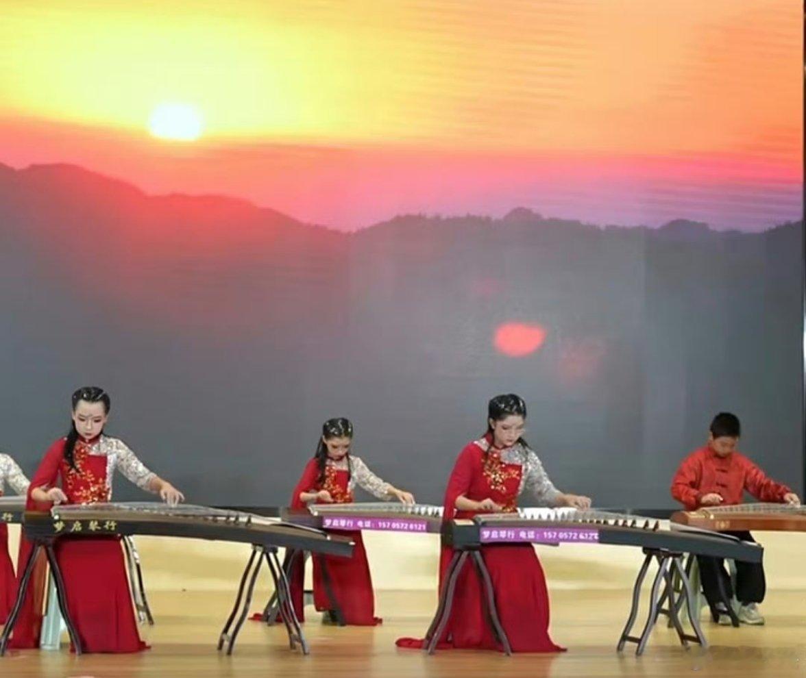 长兴村晚太会整活灶台变星光舞台 长兴村民的快乐如此简单：放下锅铲就上台，褪去围裙