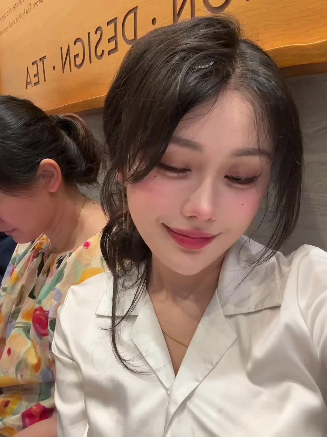 给她送花，也多花时间陪她成长