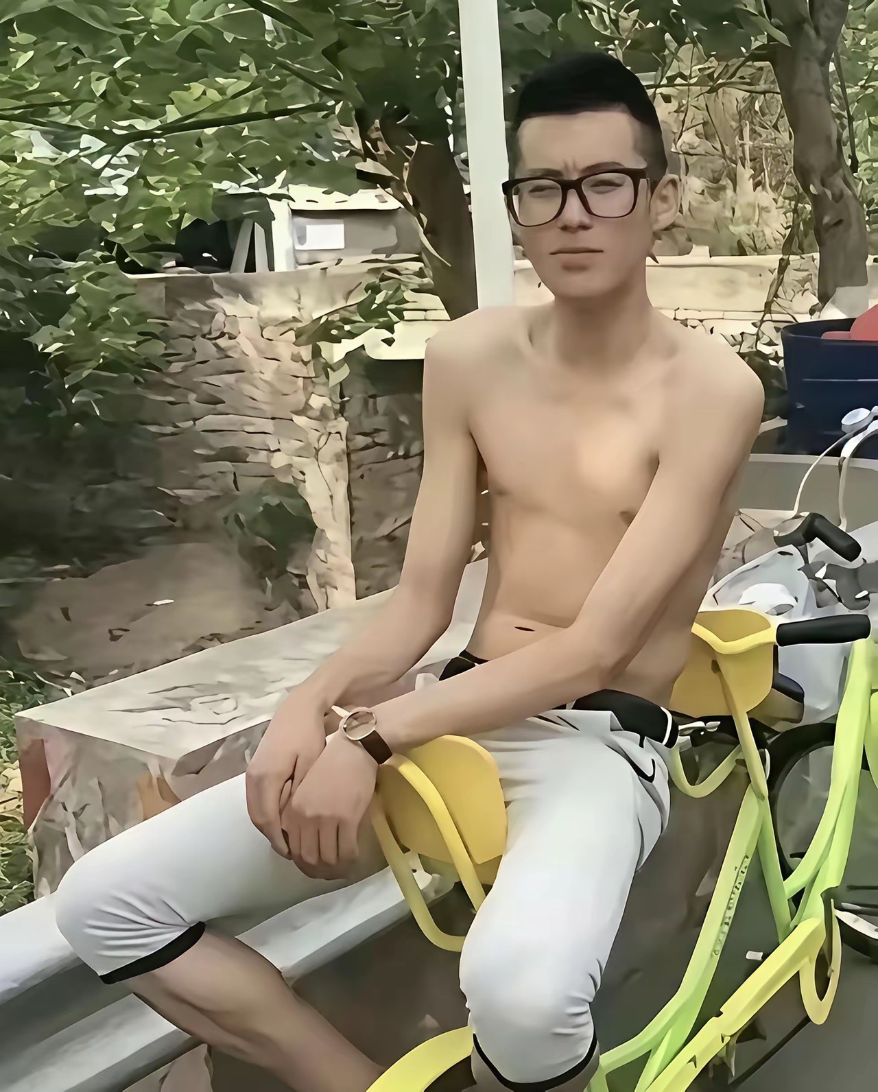 王鹤棣早期照片被扒，真的就是个精神小伙 