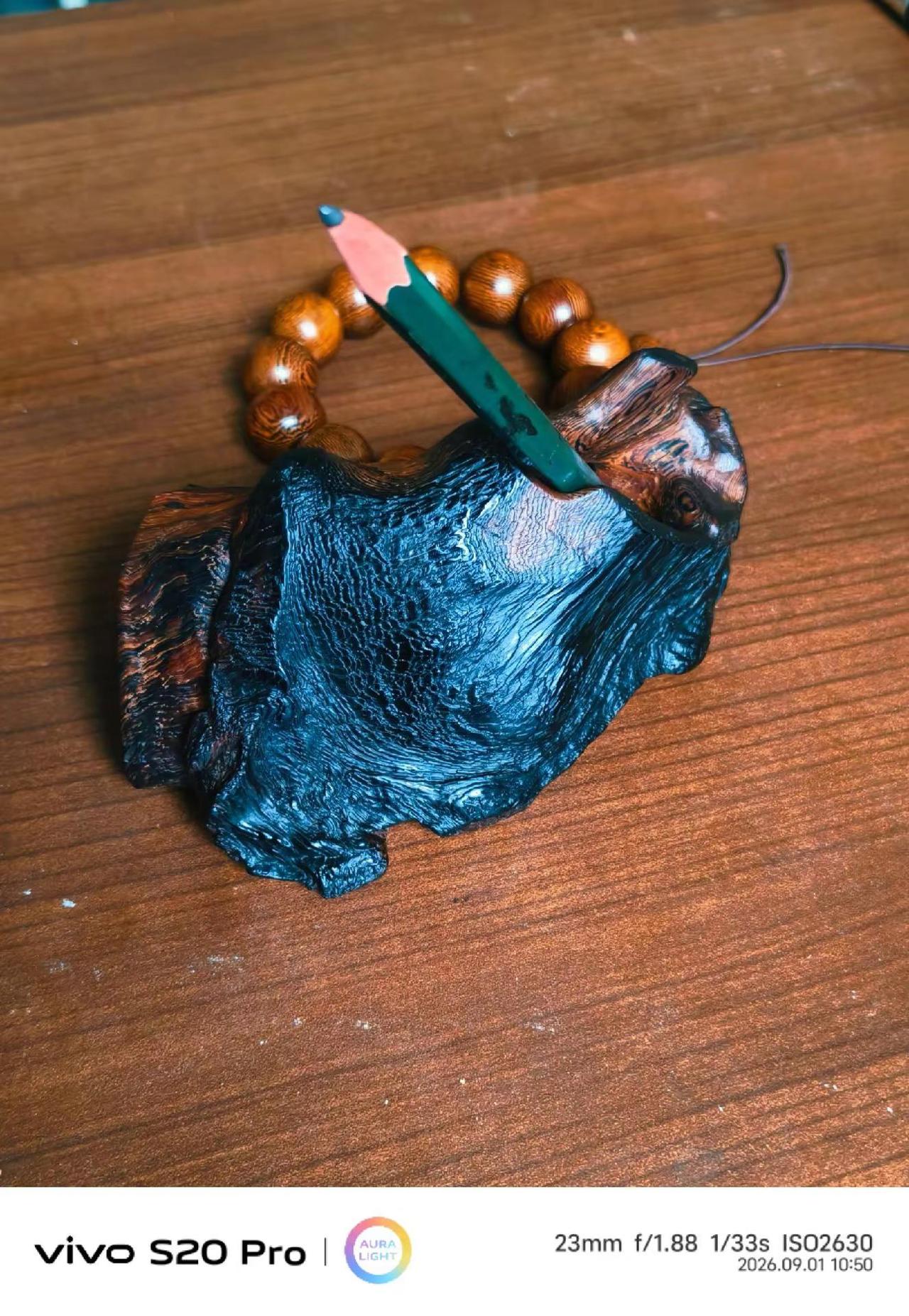 黄花梨大自然包浆。这种油黑色，是黄花梨在野外老死过程中，白木朽尽，自然氧化形成的