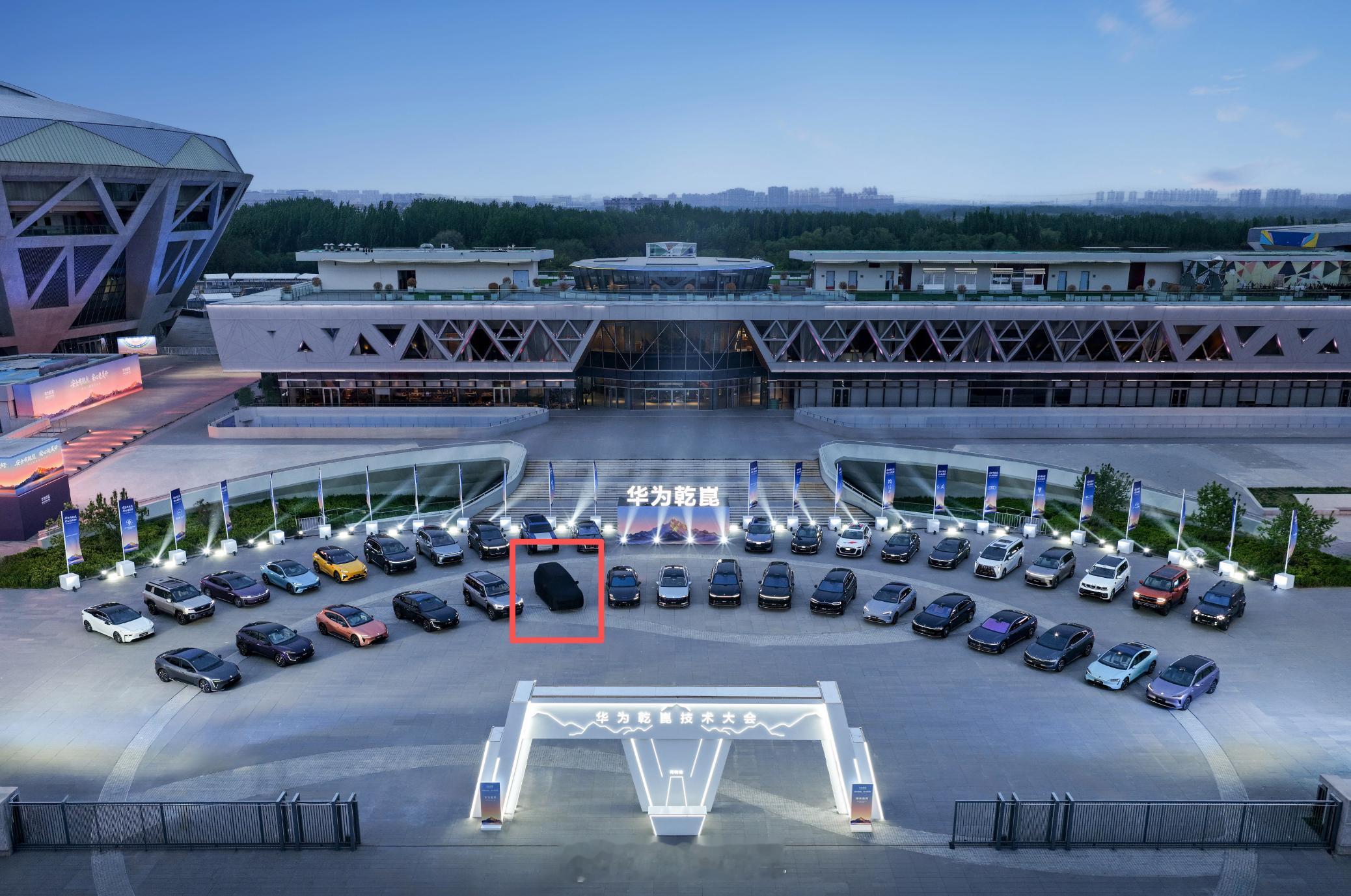 鸿蒙一哥vs乾崑一哥昨晚「鸿蒙一哥」问界M9压轴登场，今晚乾崑技术大会，全场唯一