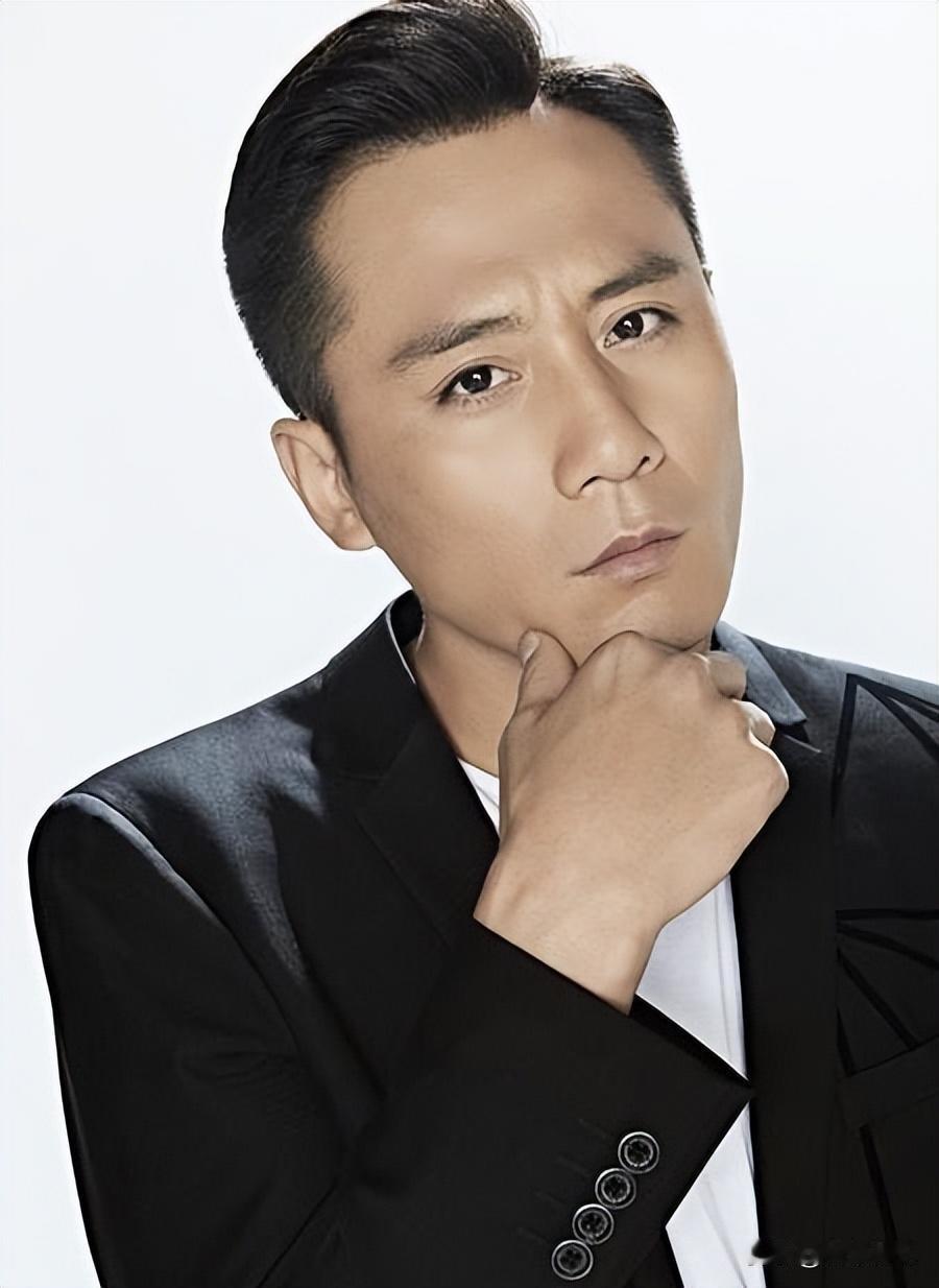 刘烨法式勋章升级，跨国家庭十年路，背后藏着什么故事。
12月8日，刘烨发微博说新