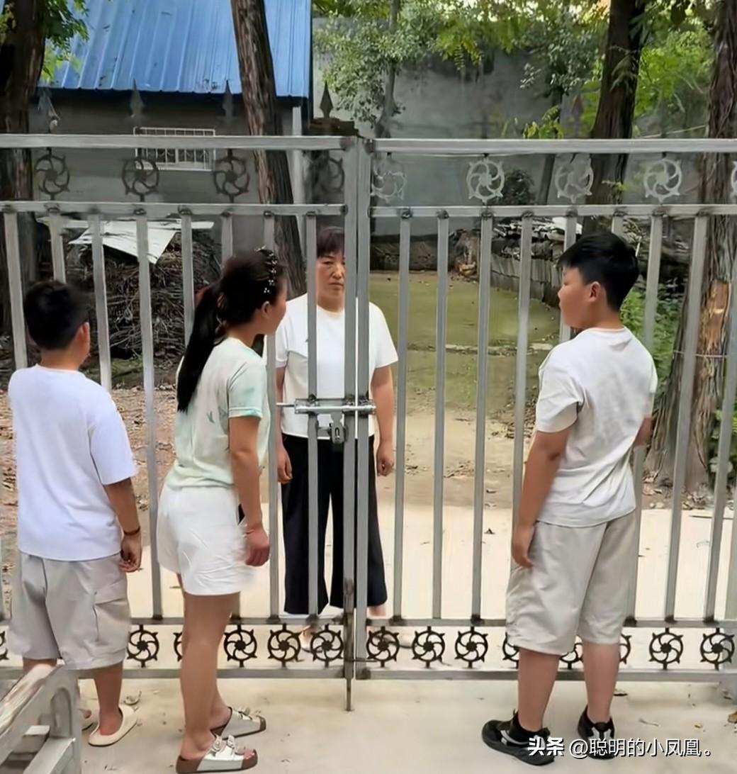 刘二蛋 又跑到，后院来要菜籽油。两个 孙子说先让刘二蛋 把超哥瓜地里偷的瓜钱交出