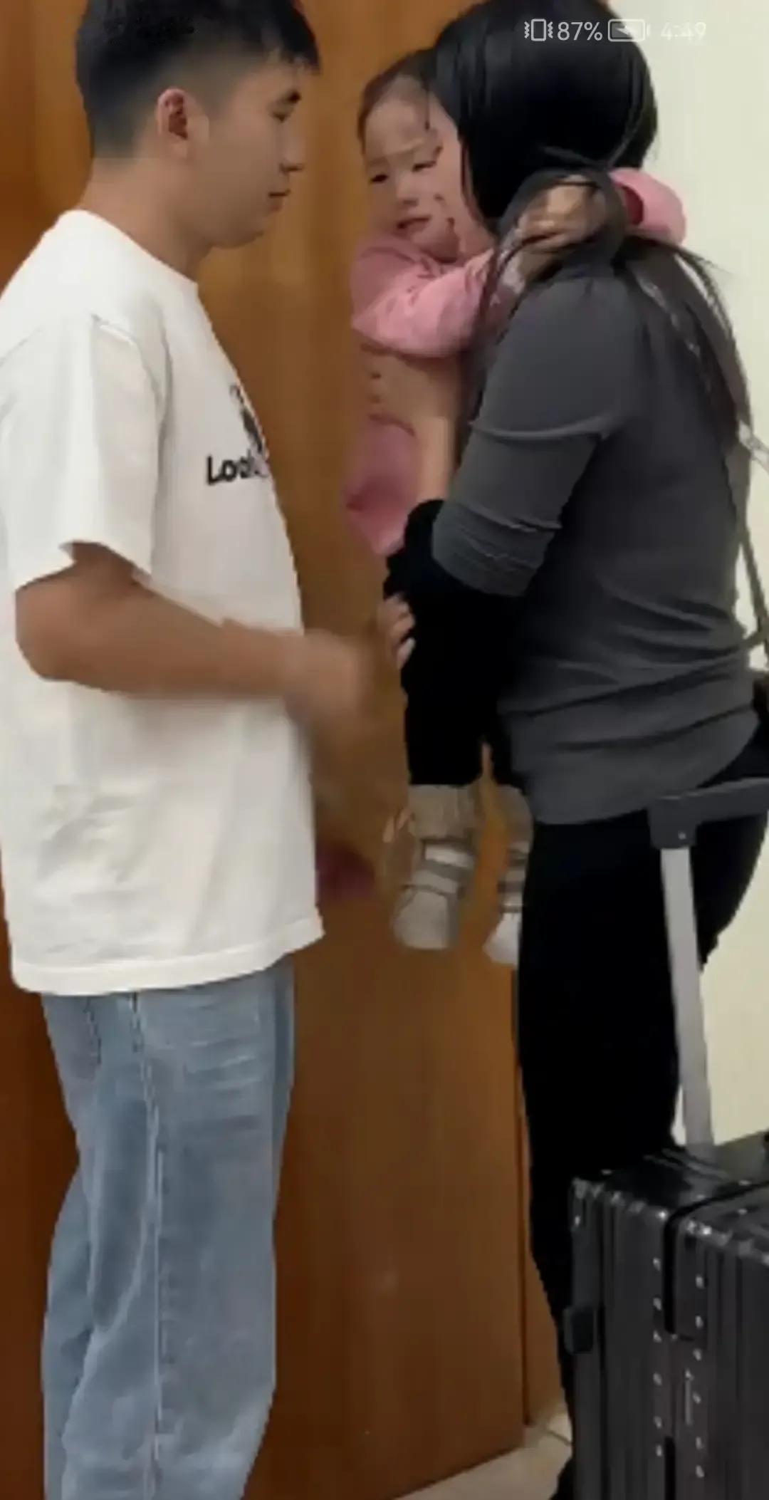 小雅被妈妈接走玩了两天，刚混熟就要被送回爸爸家，门口那一刻直接崩溃，抱着腿嚎得撕