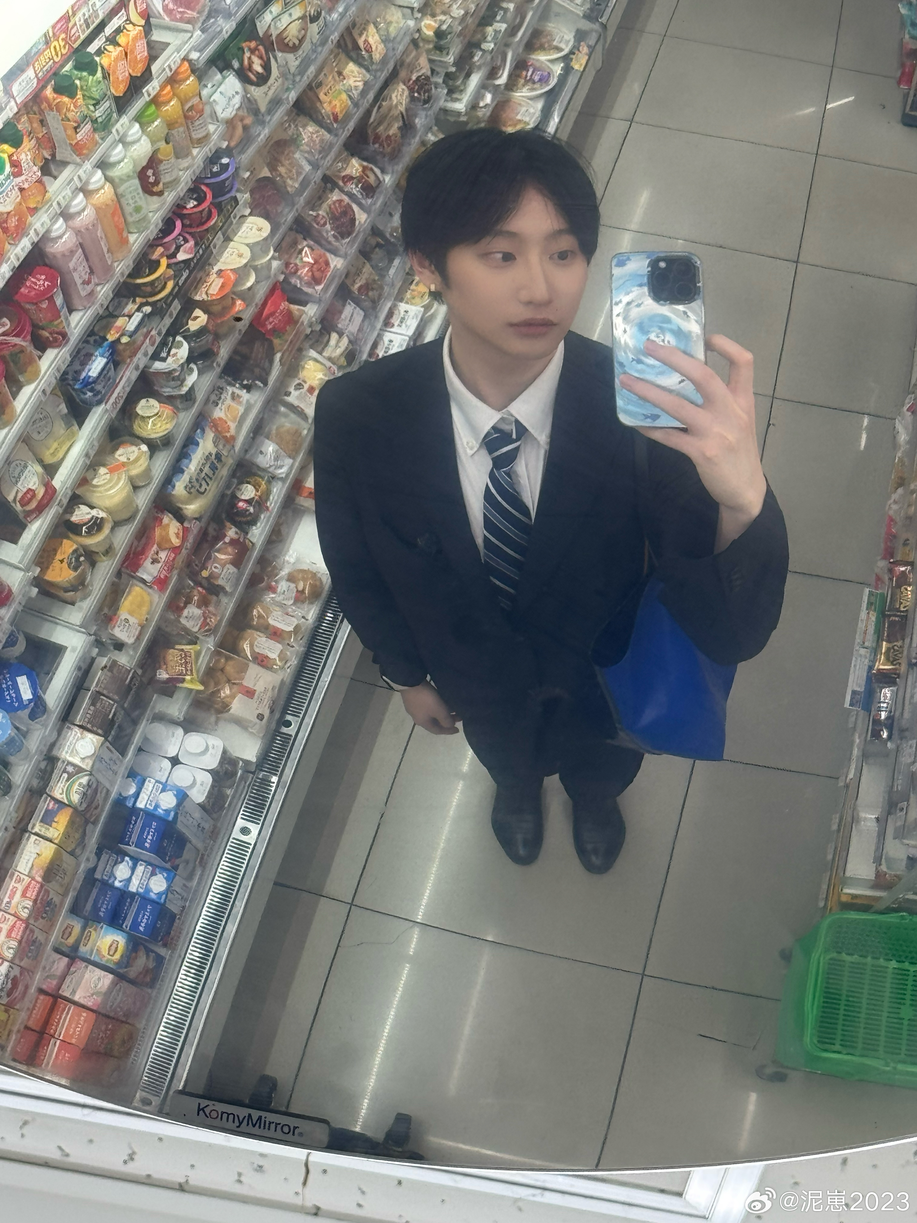 我还真的找到了穿西装在便利店拍的照片… ​​​