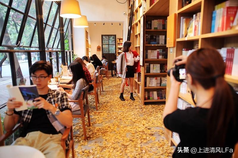 周末在家整理旧书，翻出大学时夹的银杏叶和写着“期末必过”的小纸条，一下就笑出了声