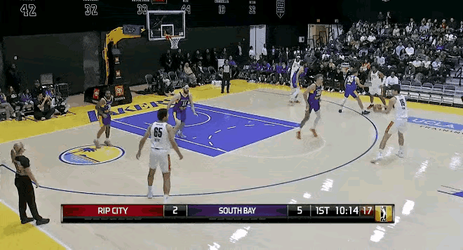 一个进攻回合暴露出杨瀚森的三大问题！
在发展联盟的一场比赛中，杨瀚森从三分线外持