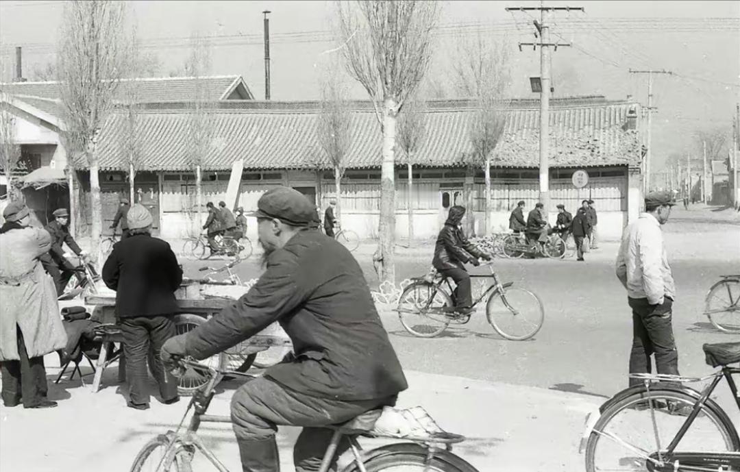 青城印记
这张照片应该是拍摄于20世纪八十年代初期的新城西街（今天的新华大街）。