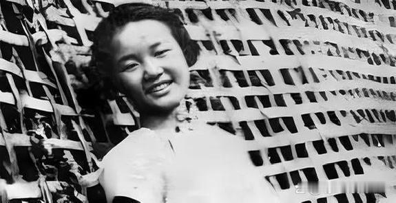 1941年，息烽监狱长把一女囚叫到办公室里，嬉皮笑脸着一边解衣服扣子一边向女囚扑