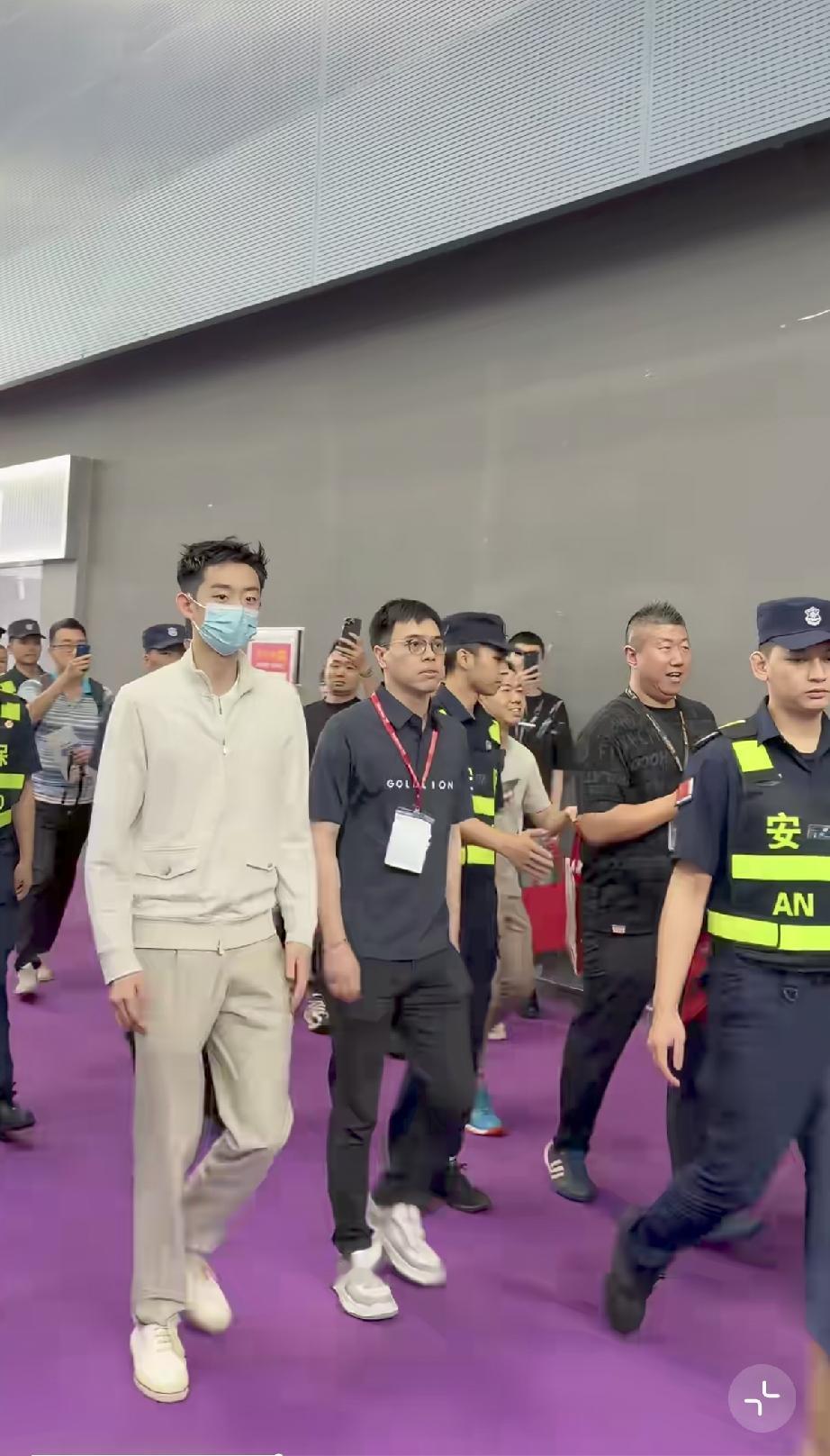 吴宜泽参加广交会一脸疲惫，似乎不太适应被人追捧的场合，但他努力呈现出一种积极的状