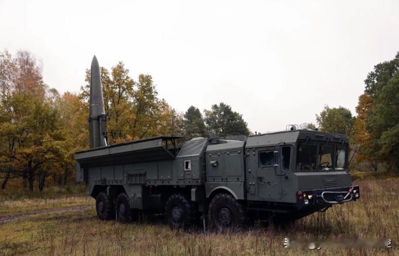 俄罗斯媒体18日报道：
    过去一昼夜、俄军动用“伊斯坎德尔-M”战术弹道导