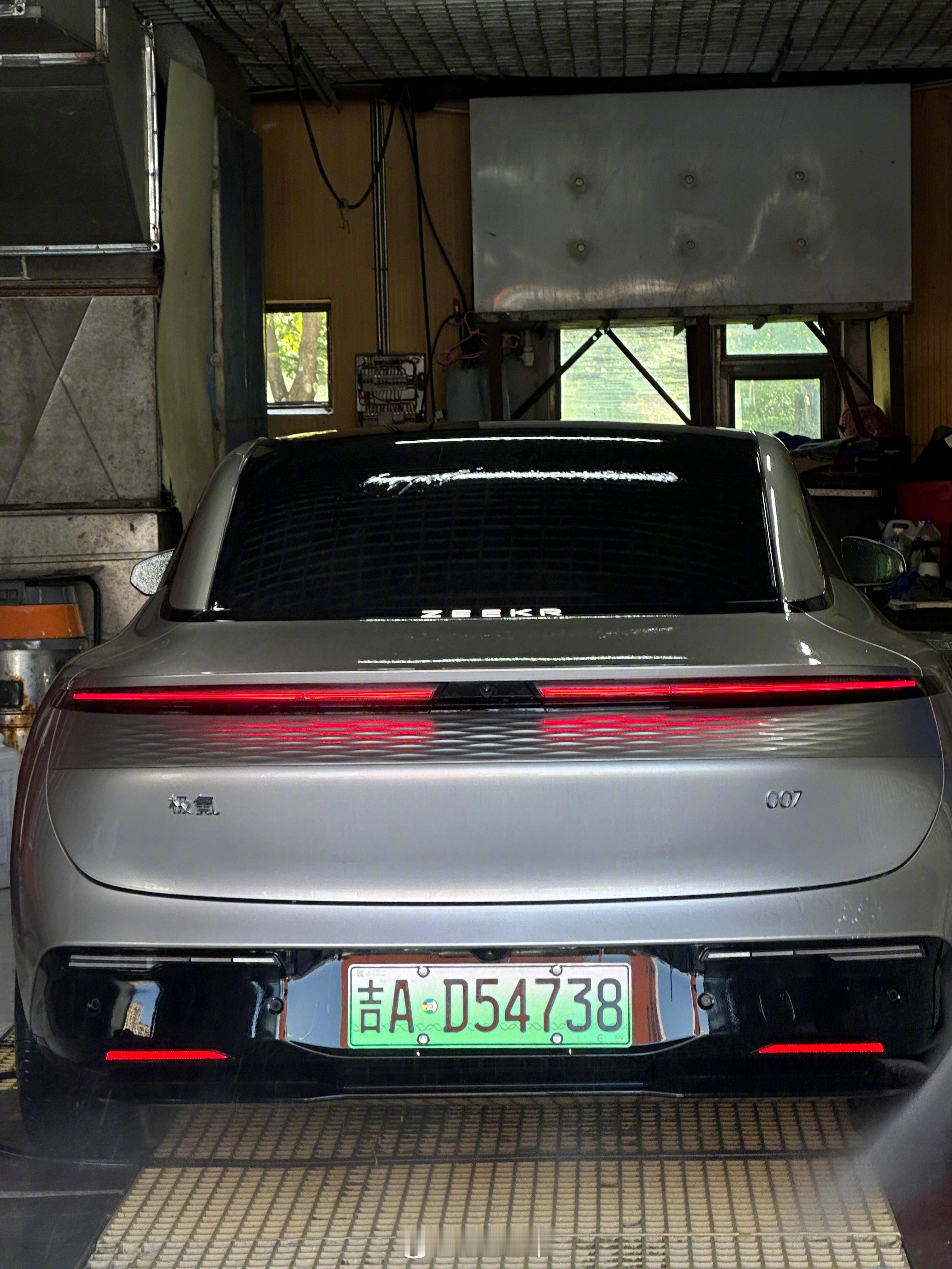 昨天开 007在车迹线赛道跑了几圈还吃了不少土。今天给洗洗干净，毕竟儿子的安全座