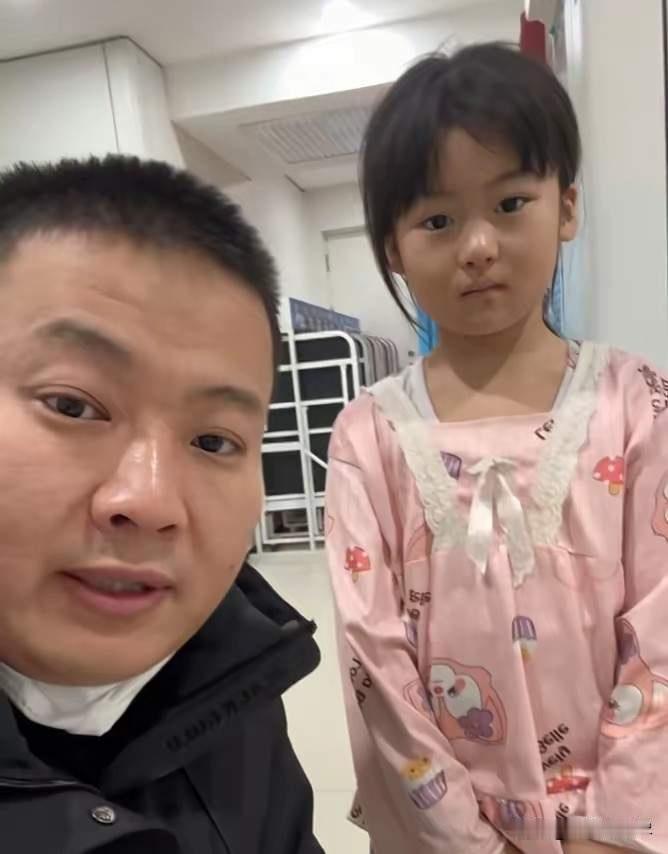 太心酸了！近日黑龙江，男子带老父亲到医院治疗，发现隔壁床有位男子住院治疗，竟然是