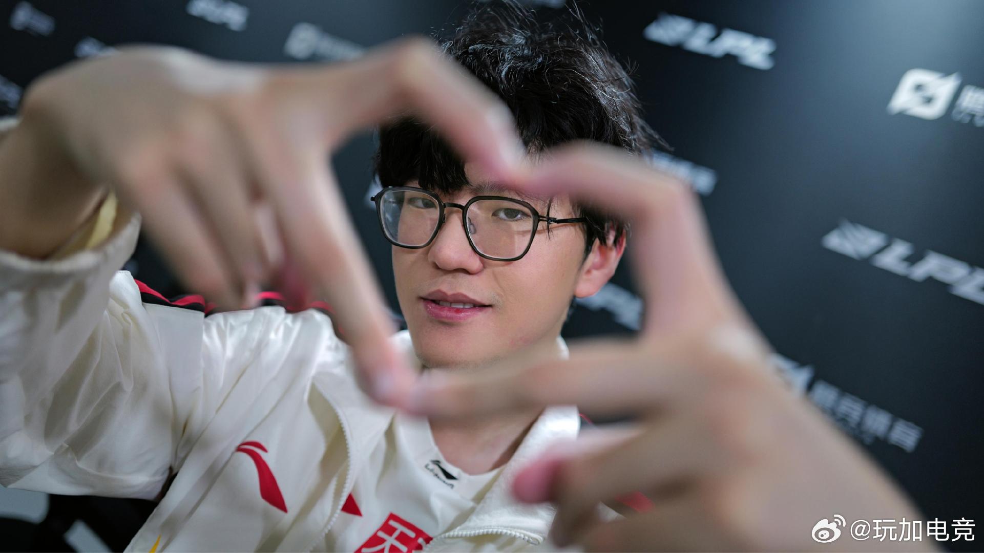 玩加专访 预告：Jiejie专访即将上线～Bking驾到，统统闪开！快来接受Bk