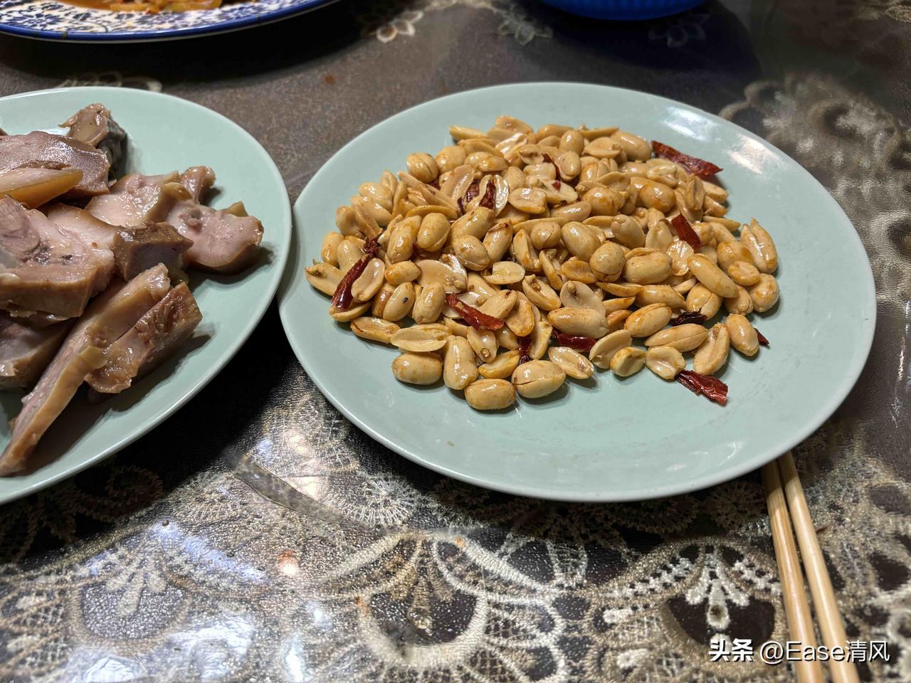 山东人喝酒总爱点一盘花生米，实际上这是战术，互相试探。酒过三巡，当你开始下手抓的