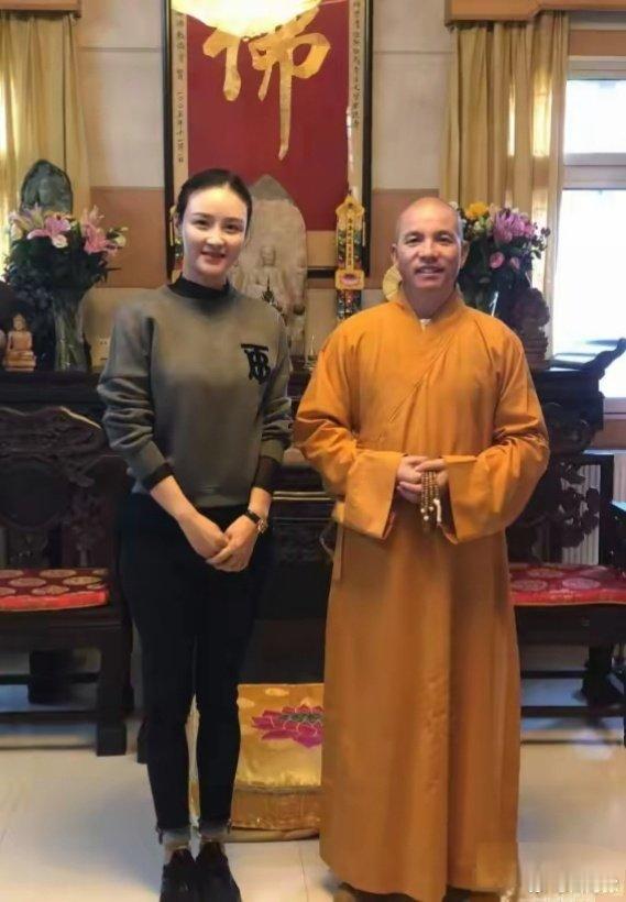 网友质疑少林寺新主持因印乐也与多名美女有合照，这个就没必要了，一个主持一年都要合