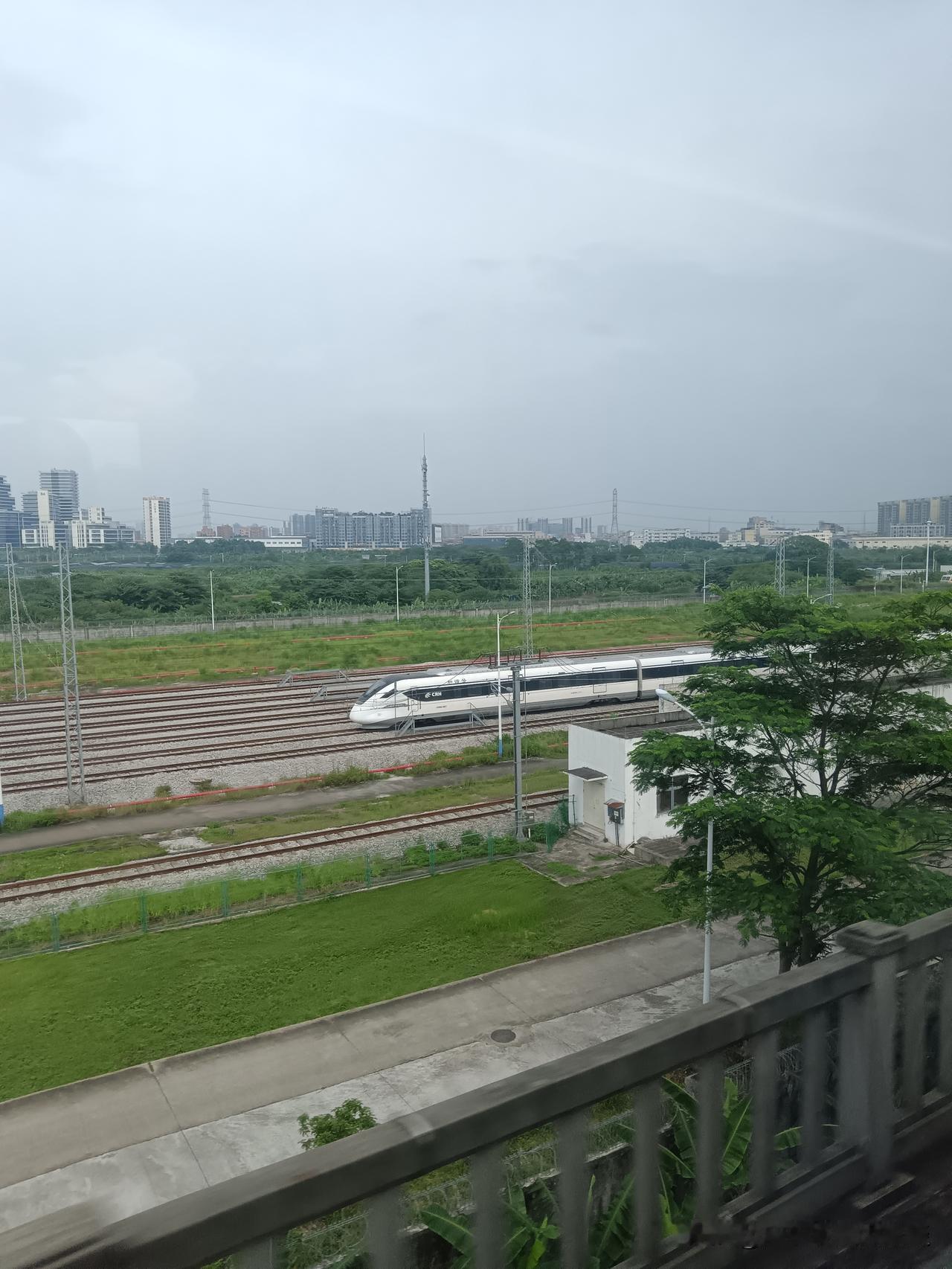 东莞的一个动车维修所，位于东江边！

我在东莞生活 香港城市大东莞 我在东莞旅游
