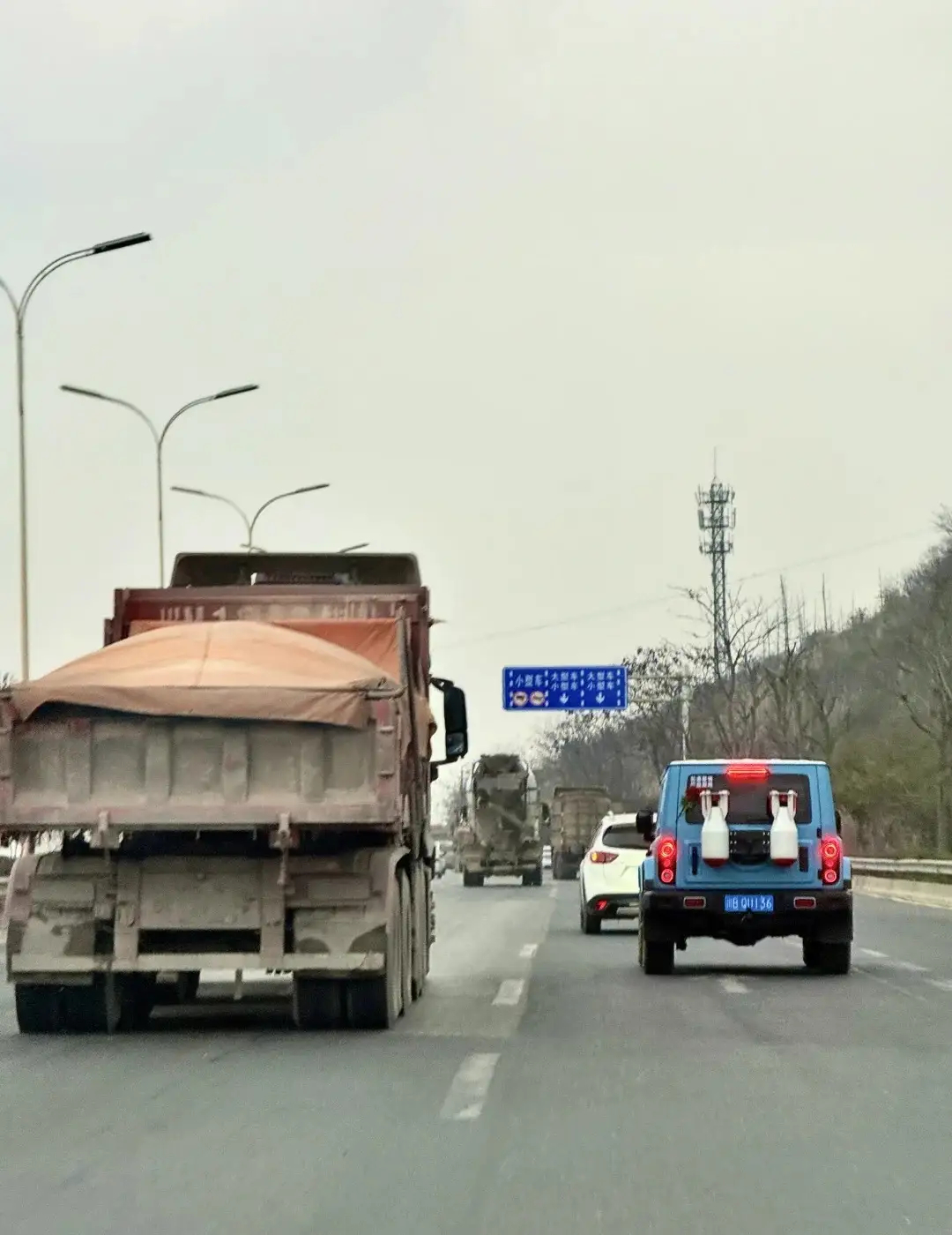 川B车尾这挂件，搁全球都得算炸裂级的！！太拉轰了太拉轰了搜了一圈没找着同款，看这