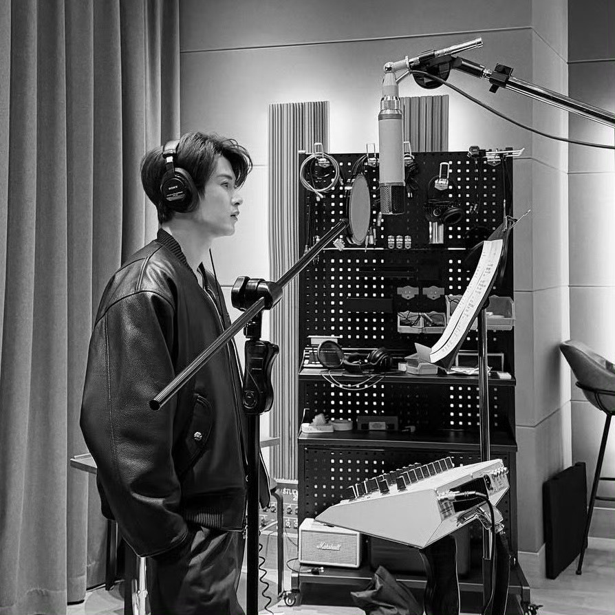 老公最近的的营业图里出现了很多录音室哎，感觉老公这段时间都是一边拍戏一边录音，拍