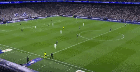 欧冠1/8决赛，皇马主场3:0曼城，谁能想到为皇马打进三球的竟然是巴尔韦德，他在