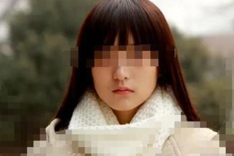 河北一83岁大爷，让25岁女村民帮其设置刚买的手机，不料，大爷趁女村民不备突然伸