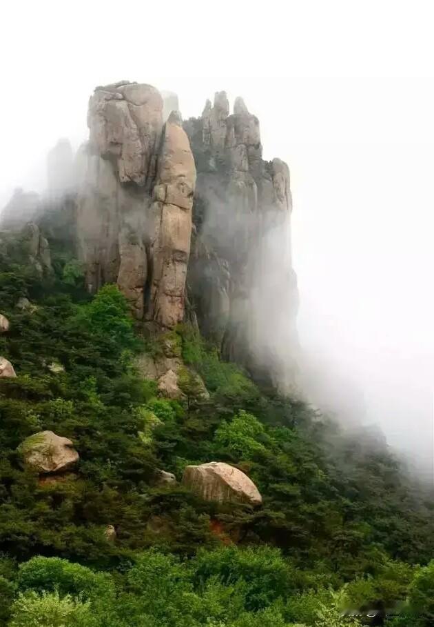 《崂山春色》

千峰万壑百璧生
绿英烟龙楼上重
九曲十转通何去
天上人间难复重