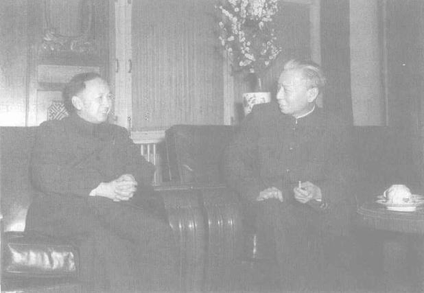 1956年2月，刘少奇同科学家钱学森交谈。