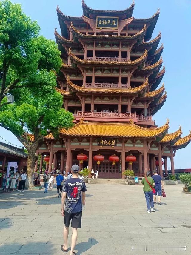 武汉是一座英雄的城市。

武汉精神，是“敢为人先、追求卓越”的豪迈气魄。

这座