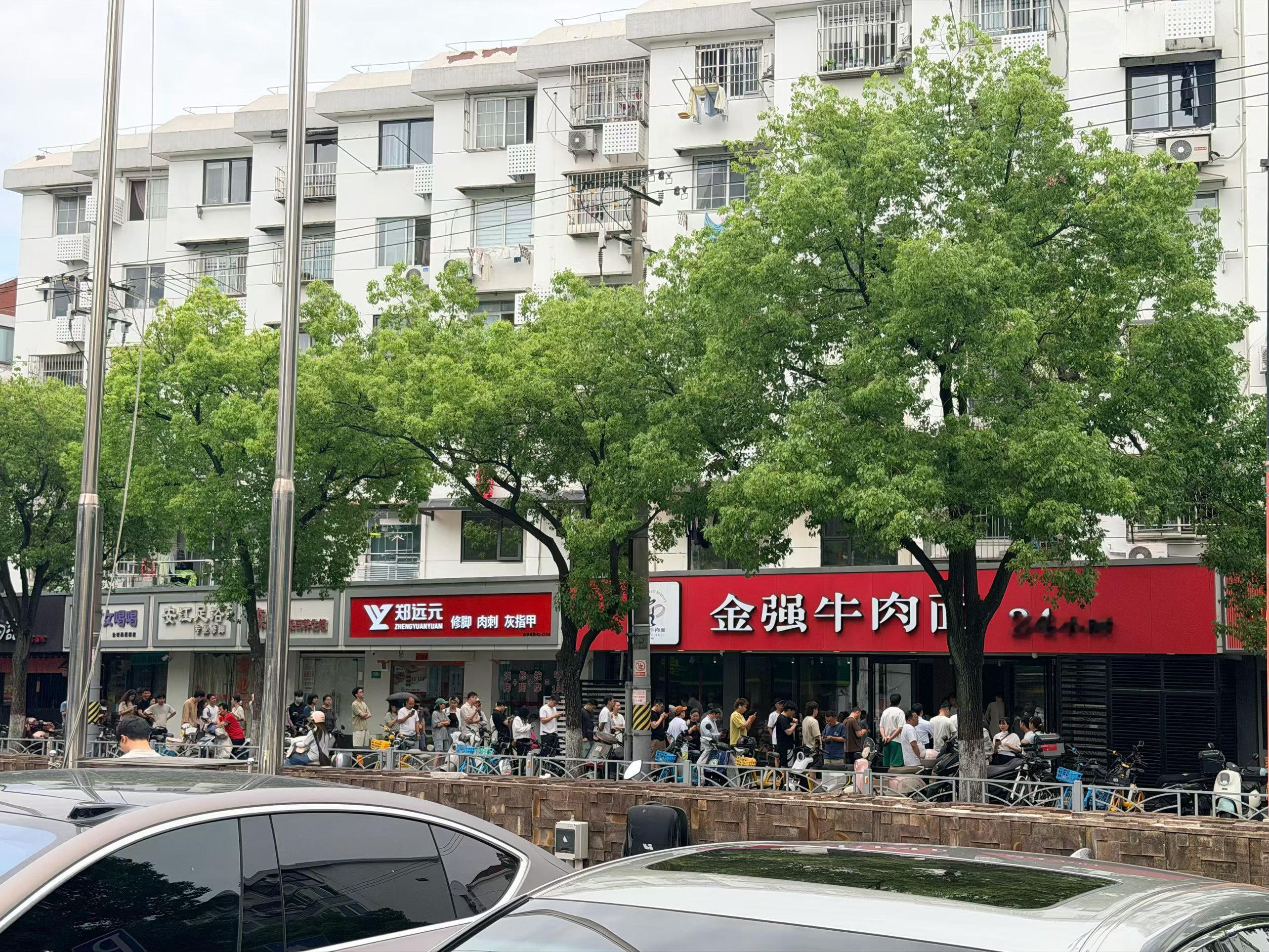 原来，金强牛肉面，是要排队才能吃的？ 