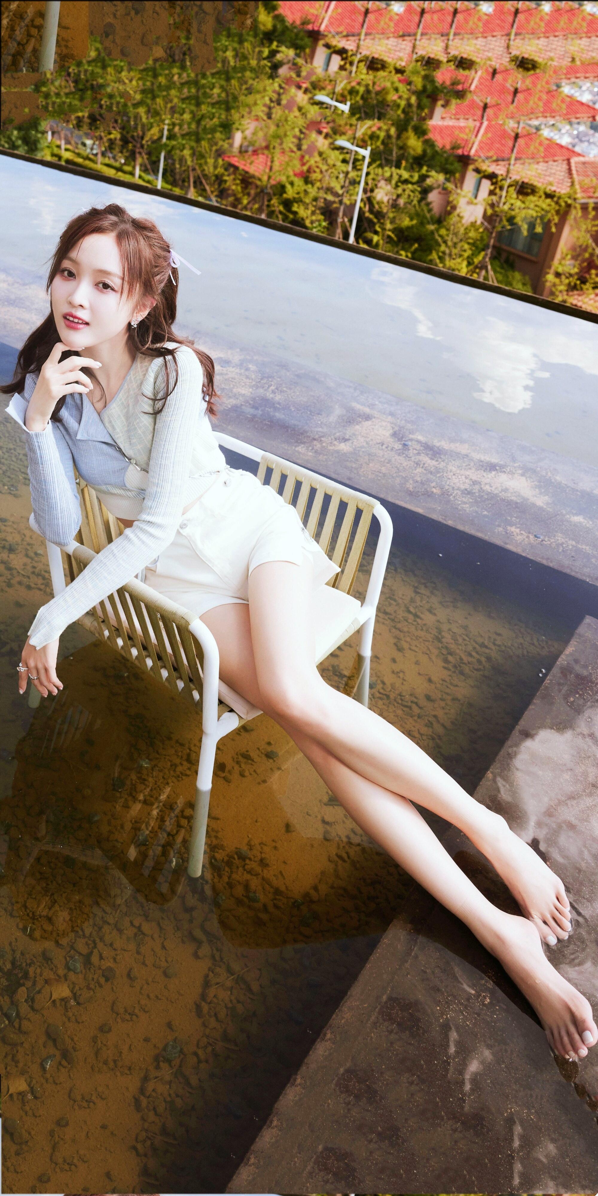 吴宣仪好看的光脚丫 