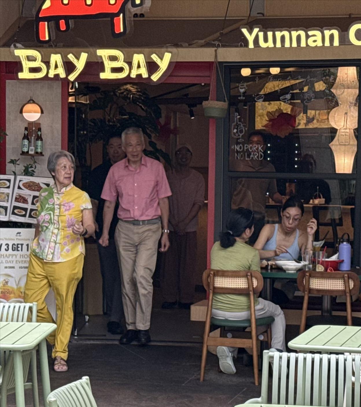 74岁新加坡前总理李显龙和老婆何晶现身一家餐厅吃饭被偶遇，夫妻俩打扮低调，身边没