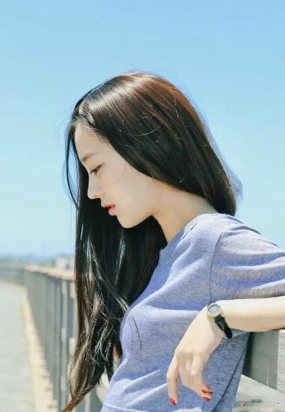 《随笔》
不写春花灿烂
只写情怀寄天
看那天边的云烟
那是我寄予的思念
风传花的