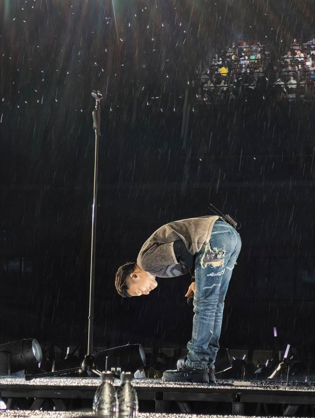 蝴蝶是谢霆锋的浪漫开关谢霆锋脱了1件还有3件 你以为脱完了，他还有。蝴蝶不会掉，