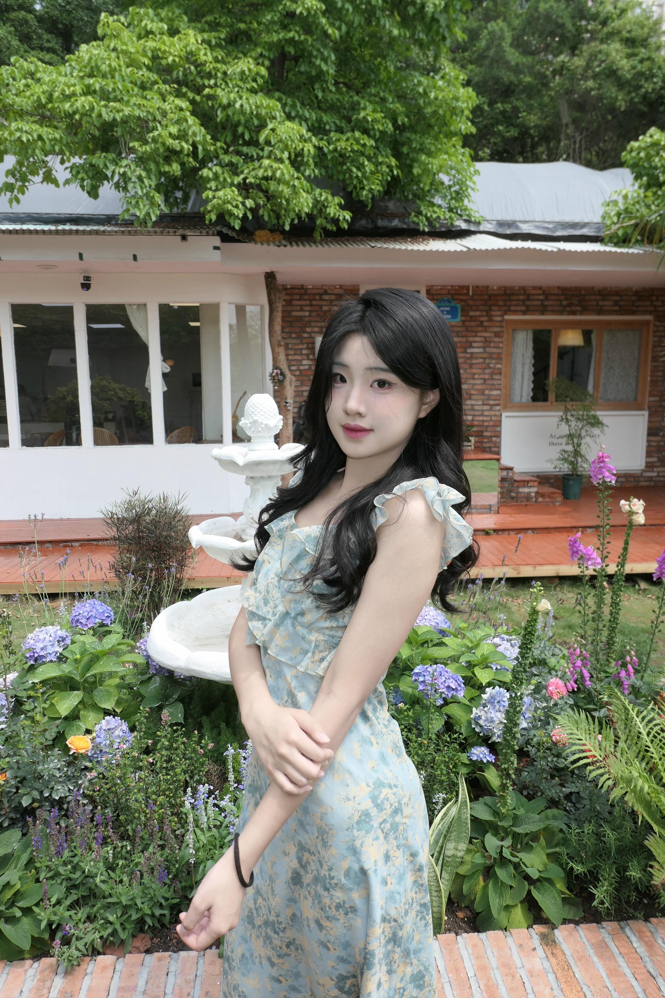 她像是含苞待放的花骨朵