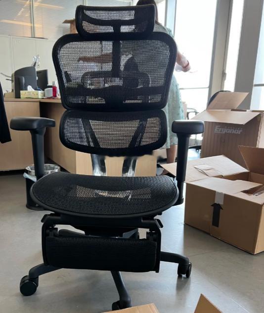 最近看团队好几个伙伴都买了一个人体工学椅，刚开始还没发觉和普通椅子有什么不同，还