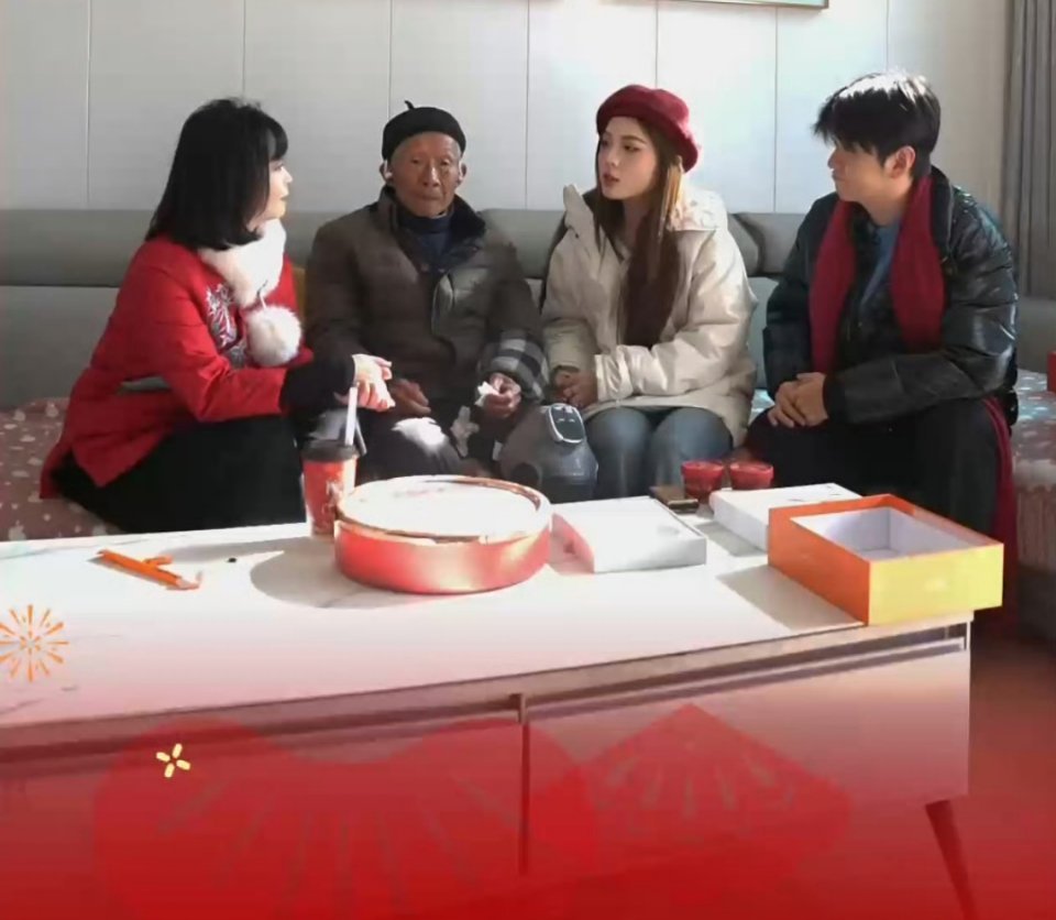 农村爷爷靠健康新装备信心满满过百岁宿迁光明村年货发放现场太暖了！健康装备配齐，义