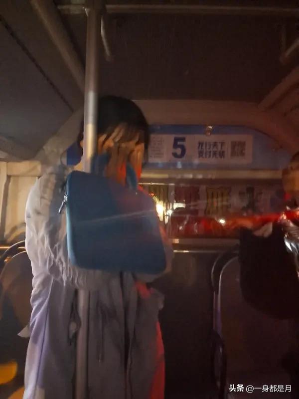 陕西延安19路公交车
3月20日下午放学时段
醉汉张某在车上猥亵初中生
遭反抗后