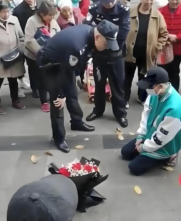 罚的太轻了！陕西咸阳，一男子与女友分手，屡次跪求复合被拒后，心生报复，将早先偷拍