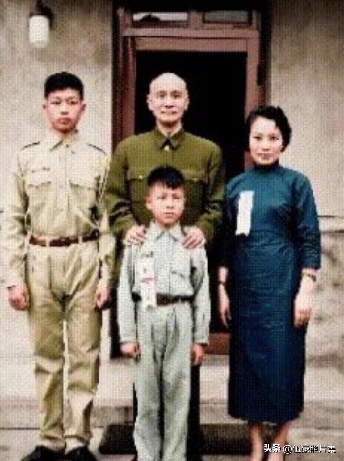 1953年，蒋介石与戴笠儿媳郑锡英及其两个儿子（戴以宽、戴以昶）的合影。早在19