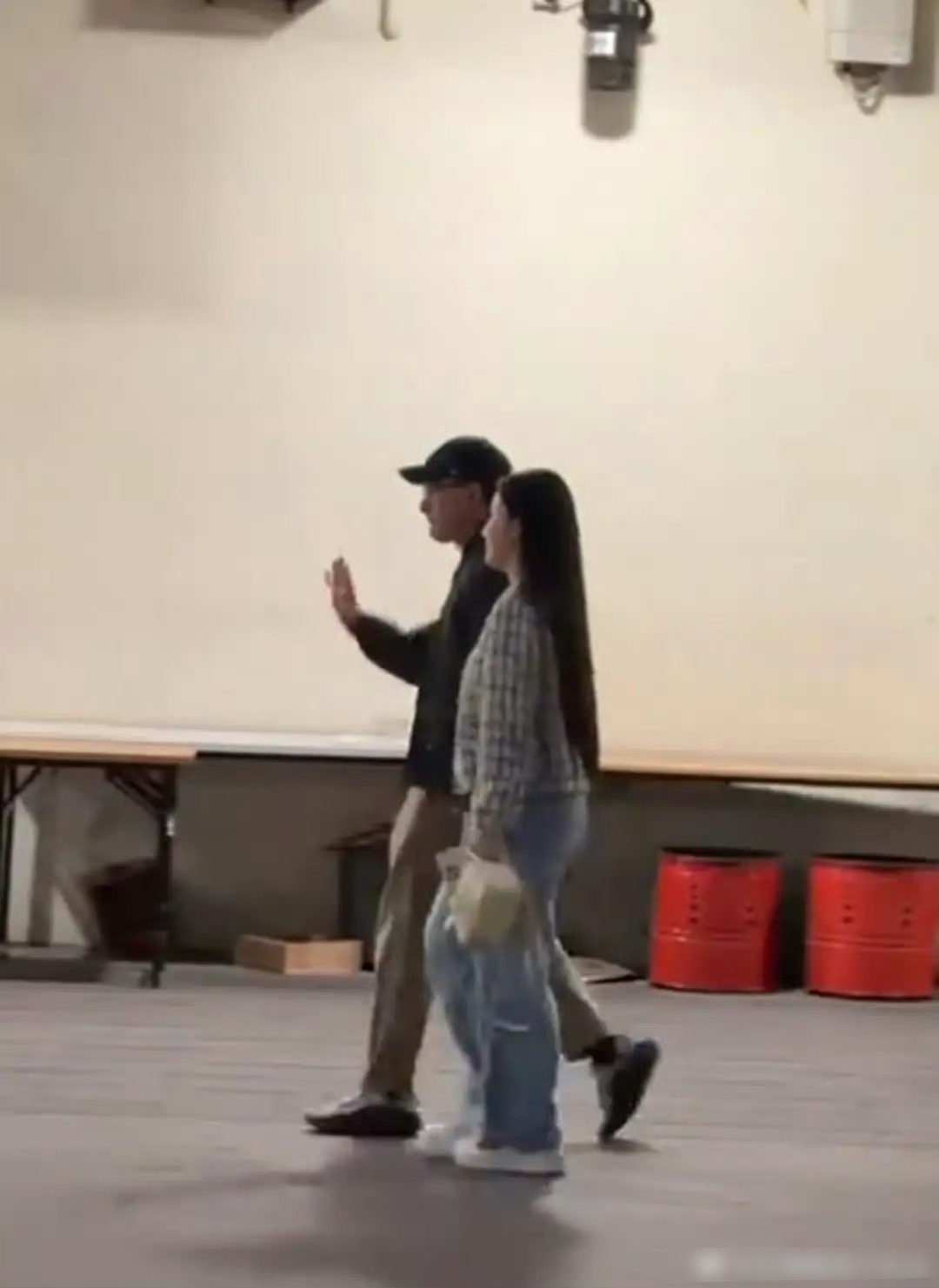 曝刘恺威新恋情谁敢信刘恺威都52岁了，然后女的貌似是00后 