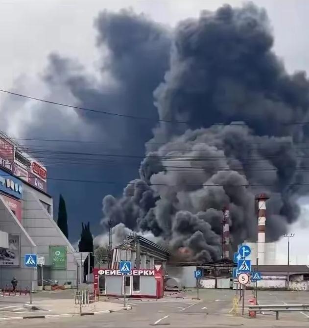 油荒！俄罗斯每月要进口40万吨石油

6月以来，俄罗斯多地的汽油供应突然变得“紧