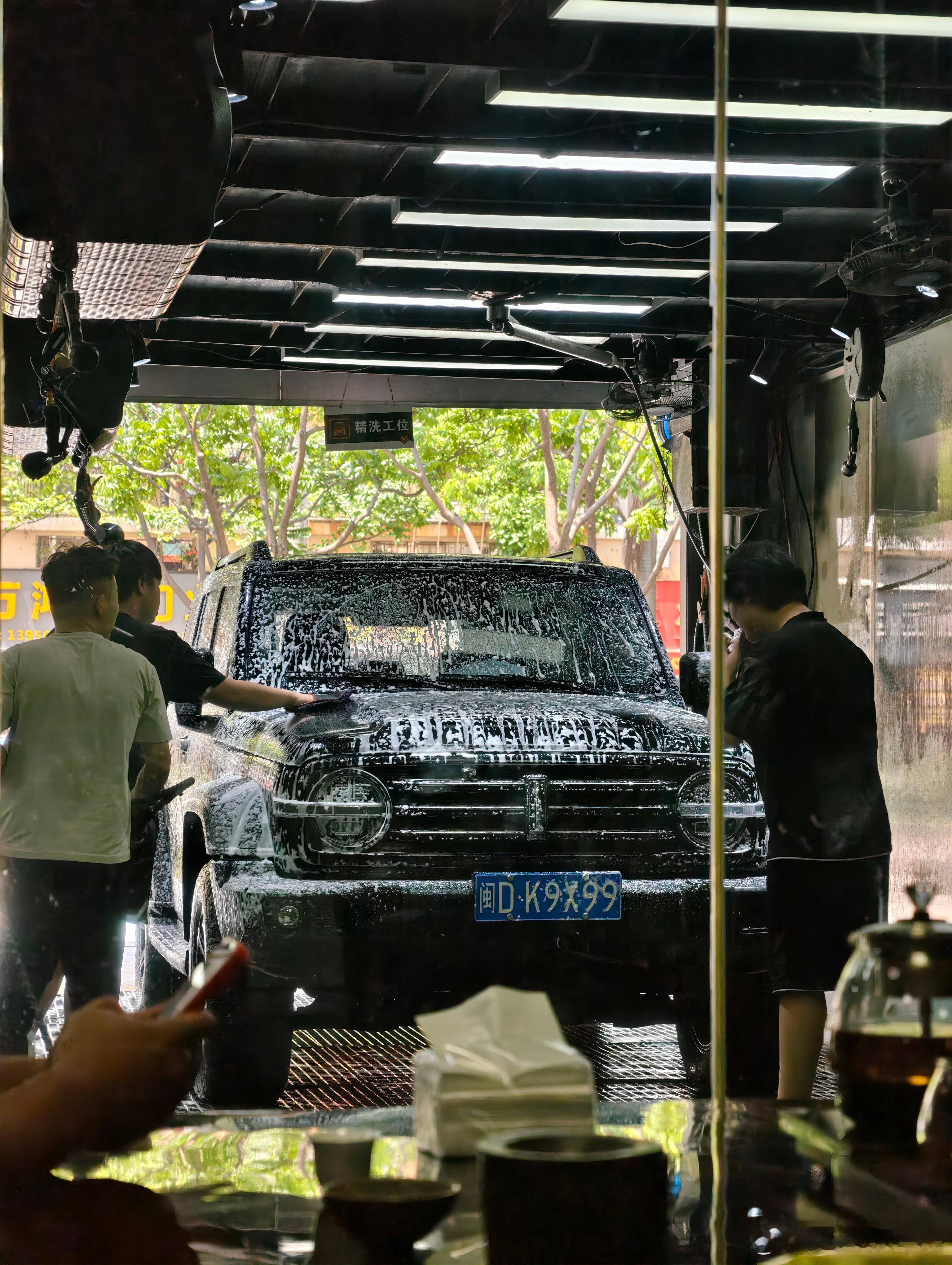 只要我爸没出门旅游，坦克基本上就停着吃灰，最近厦门一直下雨，一个月没洗车了，赶紧