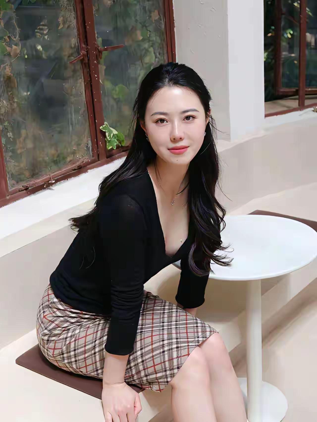 窗前绿意浓，
美人倚栏红。
庭前春意浓
相思已无尽