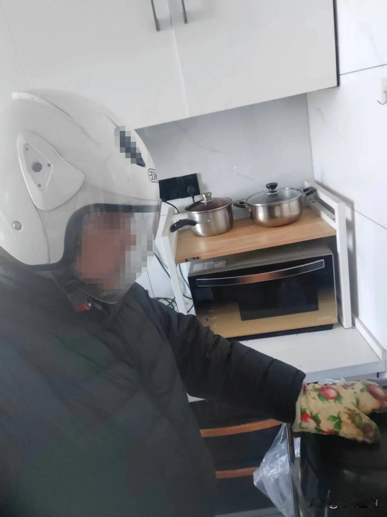 完了，高压锅打不开了。

早上煮了满满一锅的牛肉。到中午才发现，高压锅盖打不开。