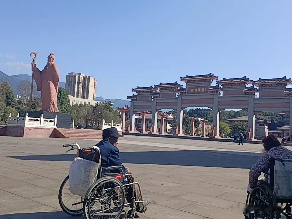 小城春后：广场上的时光褶皱

春节的喧闹像退潮的海水，悄悄从这座川西小城的街巷里