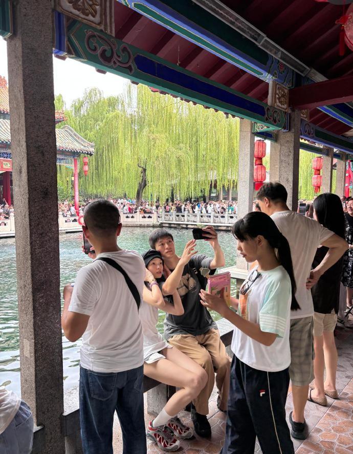 网友在趵突泉偶遇金大川雎晓雯带女儿游玩，一家三口同框太幸福温馨了！